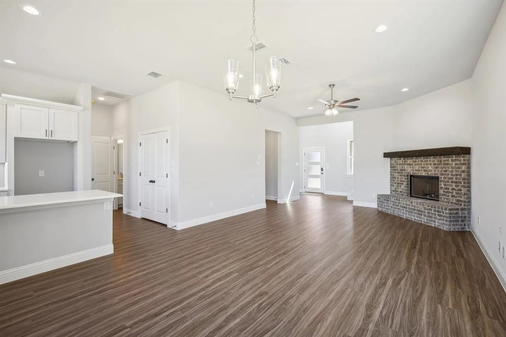 1005 Springfield Drive. Springtown, TX 76082