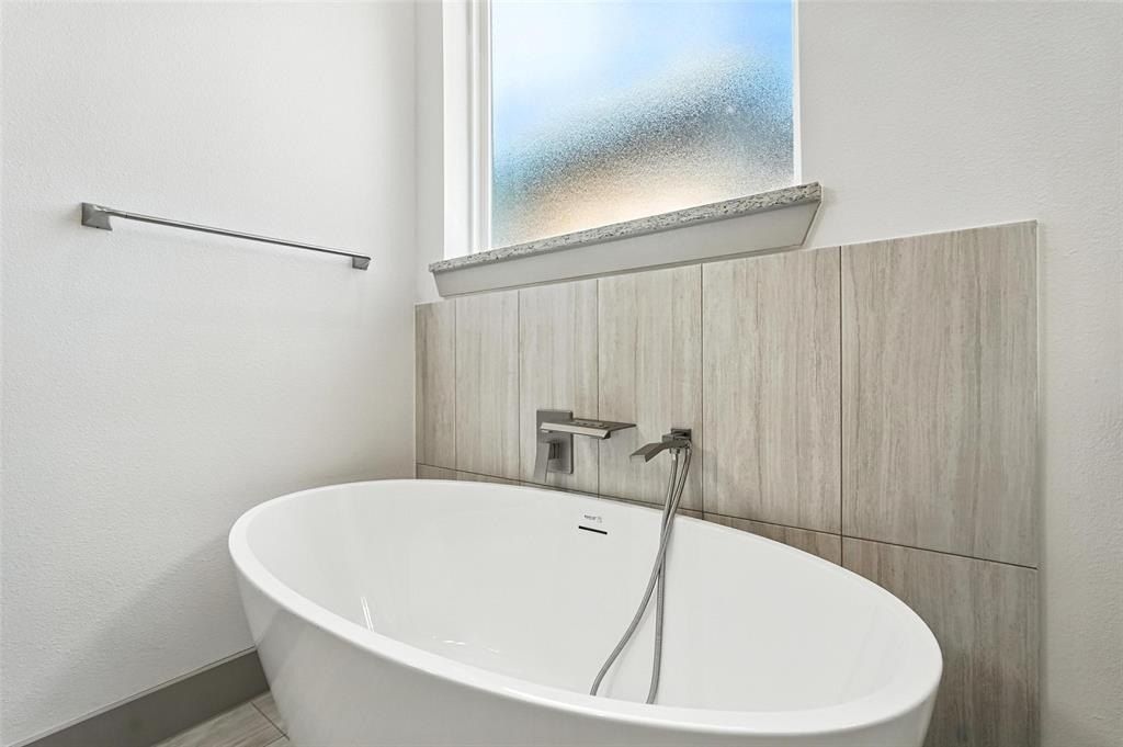 716 Oak Creek Drive. Hutchins, TX 75141