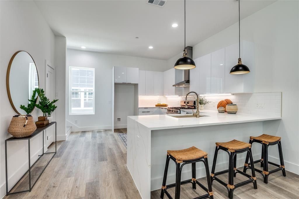 631 N Tyler Street. Dallas, TX 75208