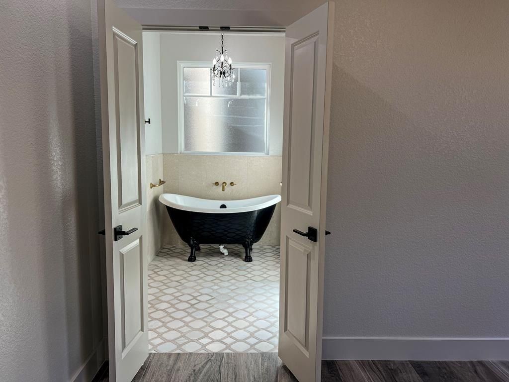 1706 N Valencia Dr. Kerrville, TX 78028