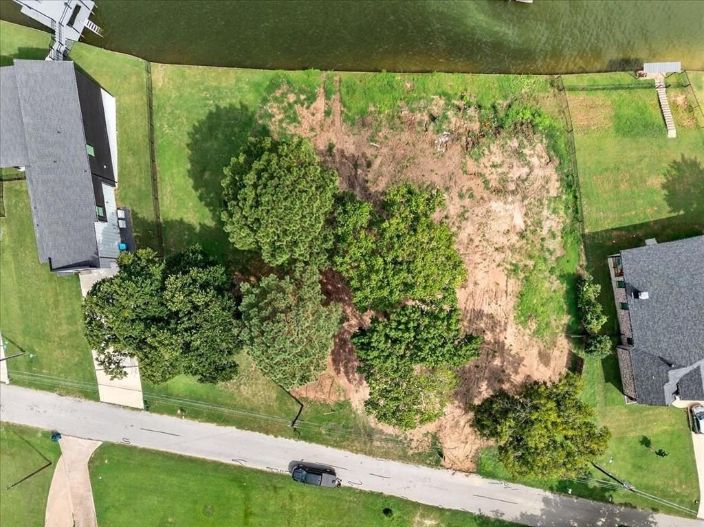 247 Autumn Wood Trail. Gun Barrel City, TX 75156