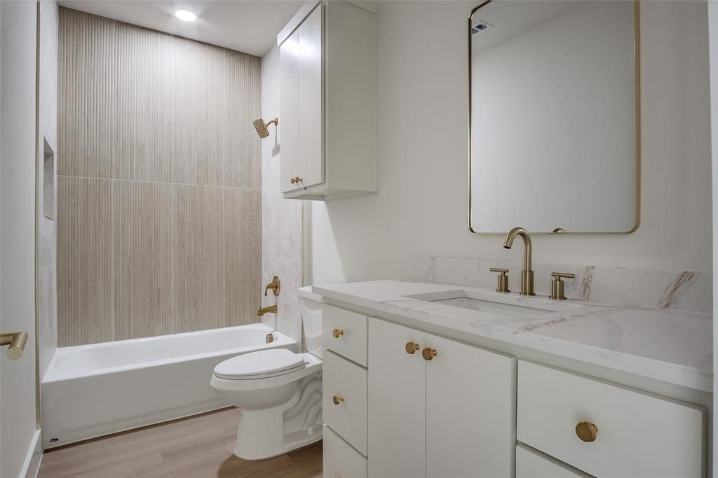 2518 Elk Trail. Granbury, TX 76048