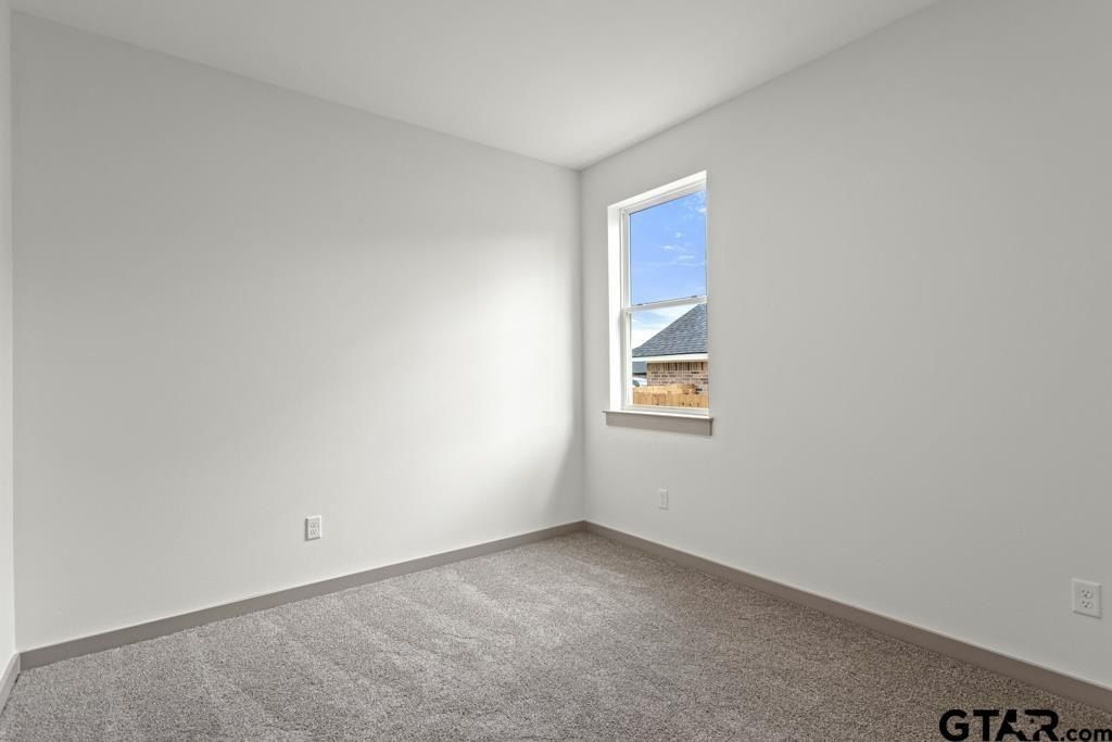 16326 Crossing Circle. Lindale, TX 75771