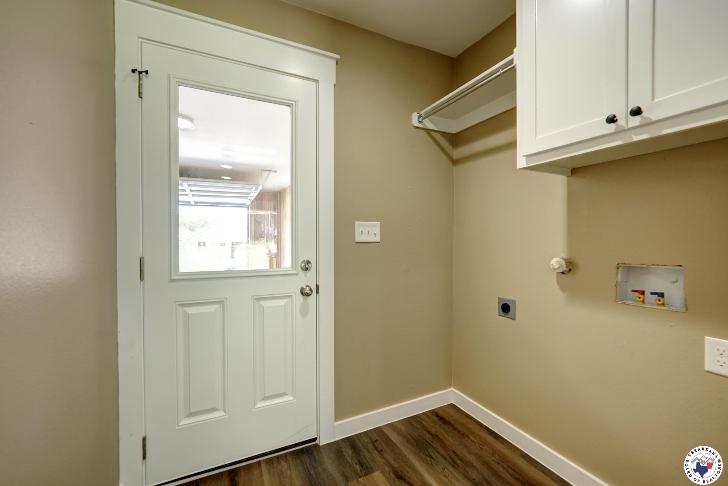 117 Village Place. Wake Village, TX 75501