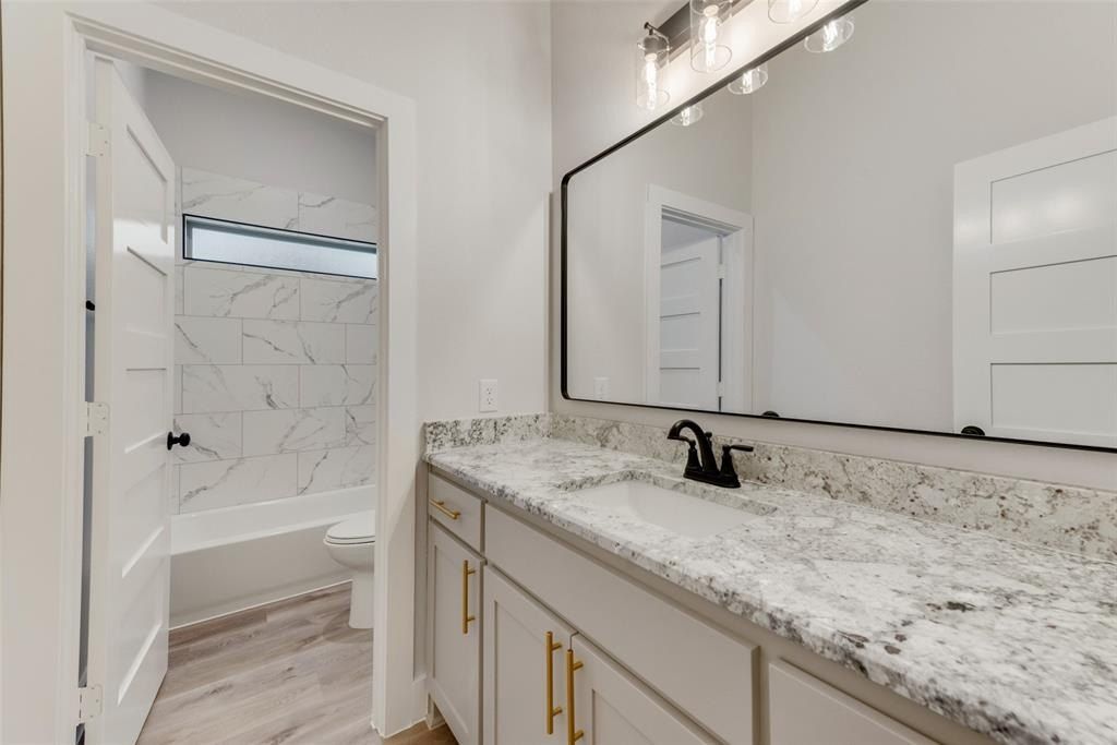 73 Dove Landing Road. Valley View, TX 76272