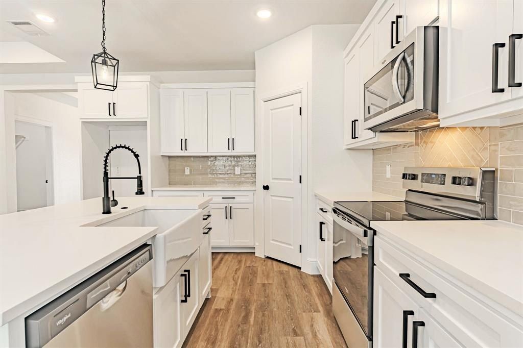 2314 Beverly Drive. Granbury, TX 76048