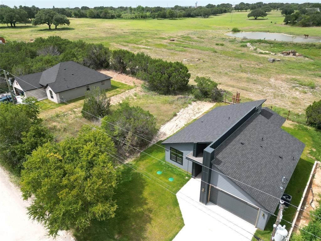5517 Stonegate Circle. Granbury, TX 76048