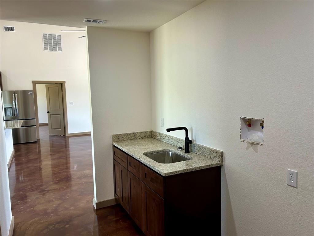 231 Hcr 1206. Blum, TX 76627