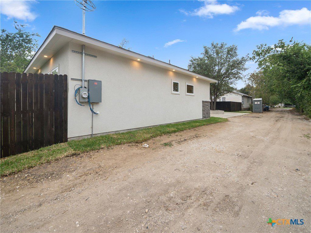 5338 Howard Street. San Antonio, TX 78212