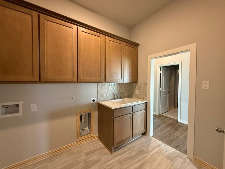 90 Roosevelt Lane. Valley View, TX 76272