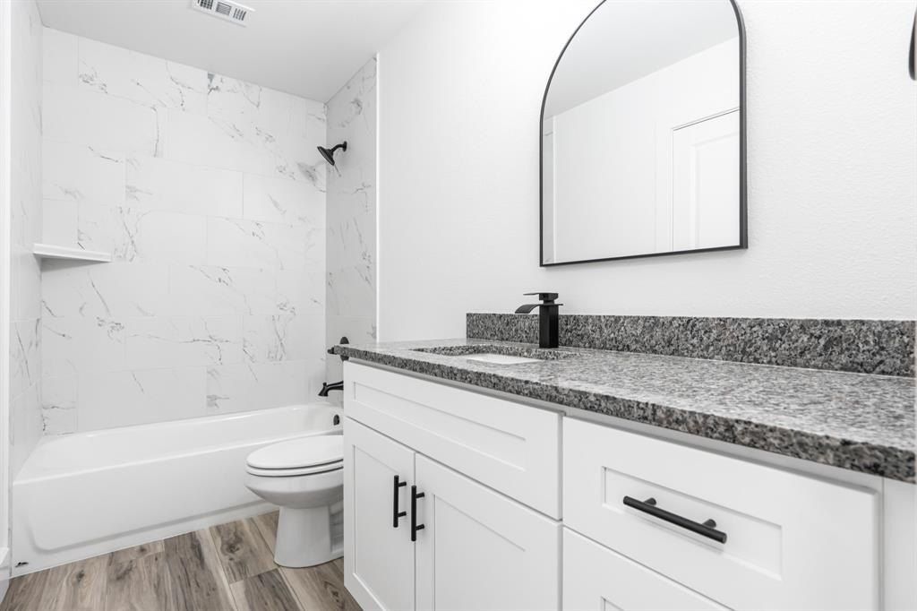 204 Robbins Street. Cleburne, TX 76031