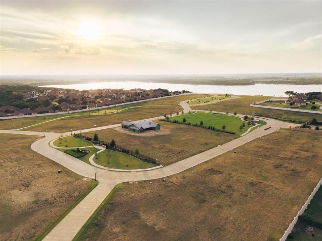 64 Pinehurst Drive. Woodway, TX 76712