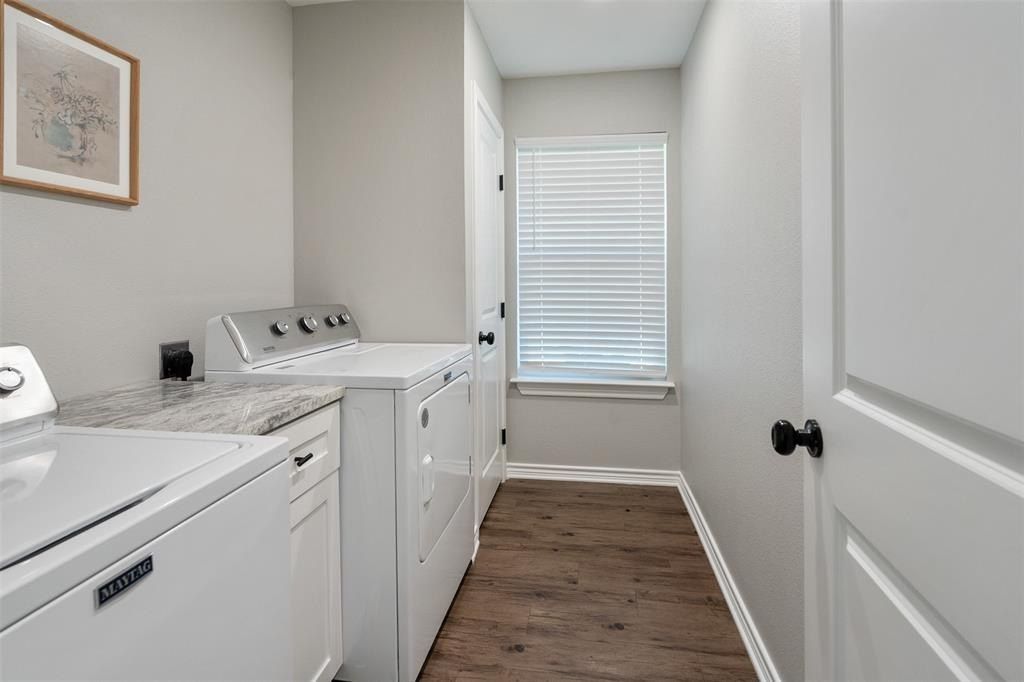 128 Crestwood Drive. Mabank, TX 75156