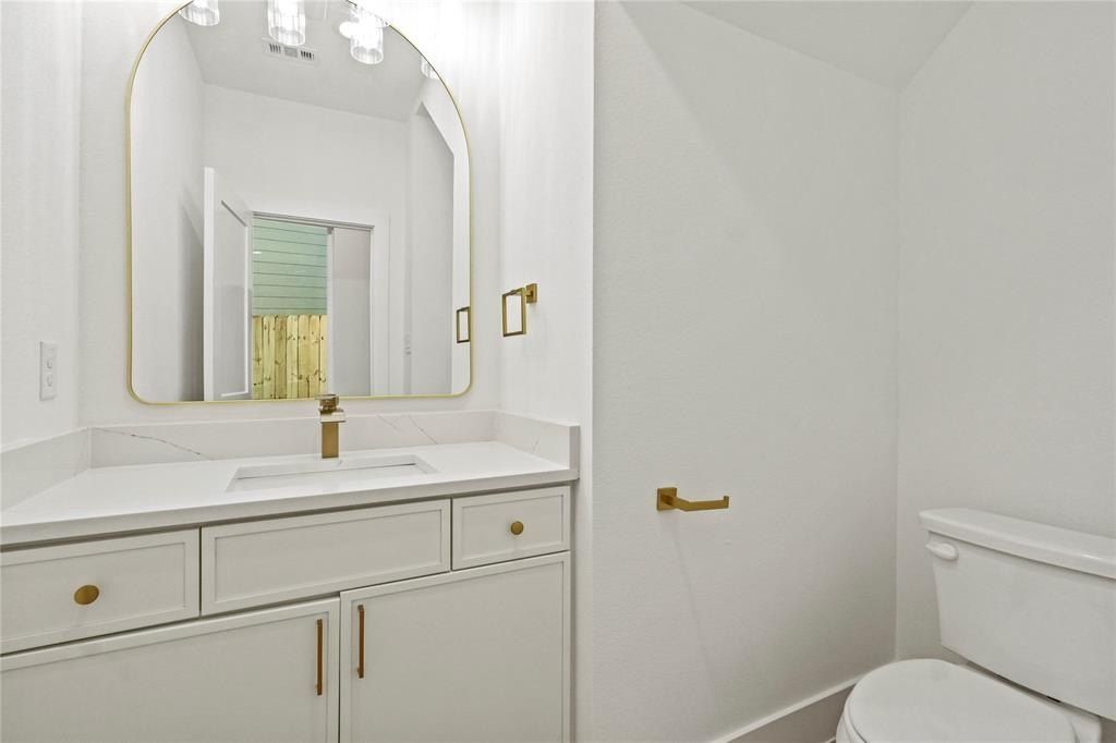 2521 Bethurum Avenue. Dallas, TX 75215