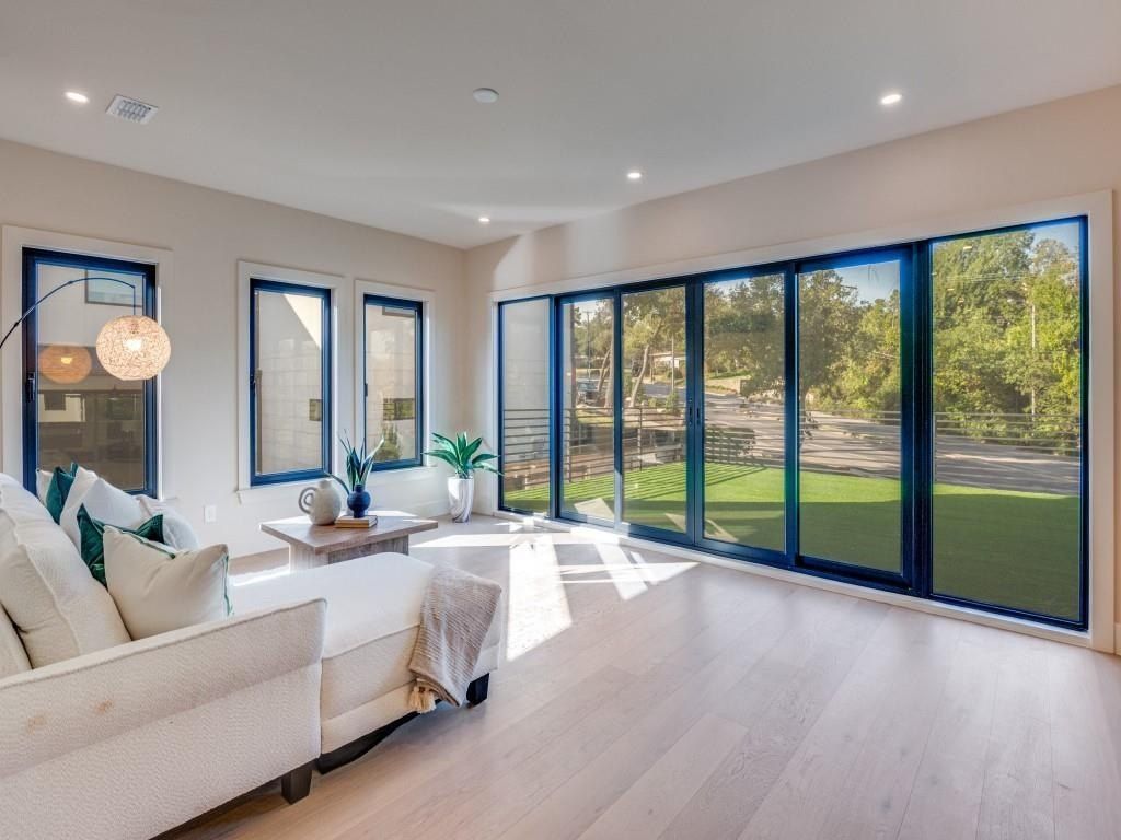 1622 Sylvan Avenue. Dallas, TX 75208