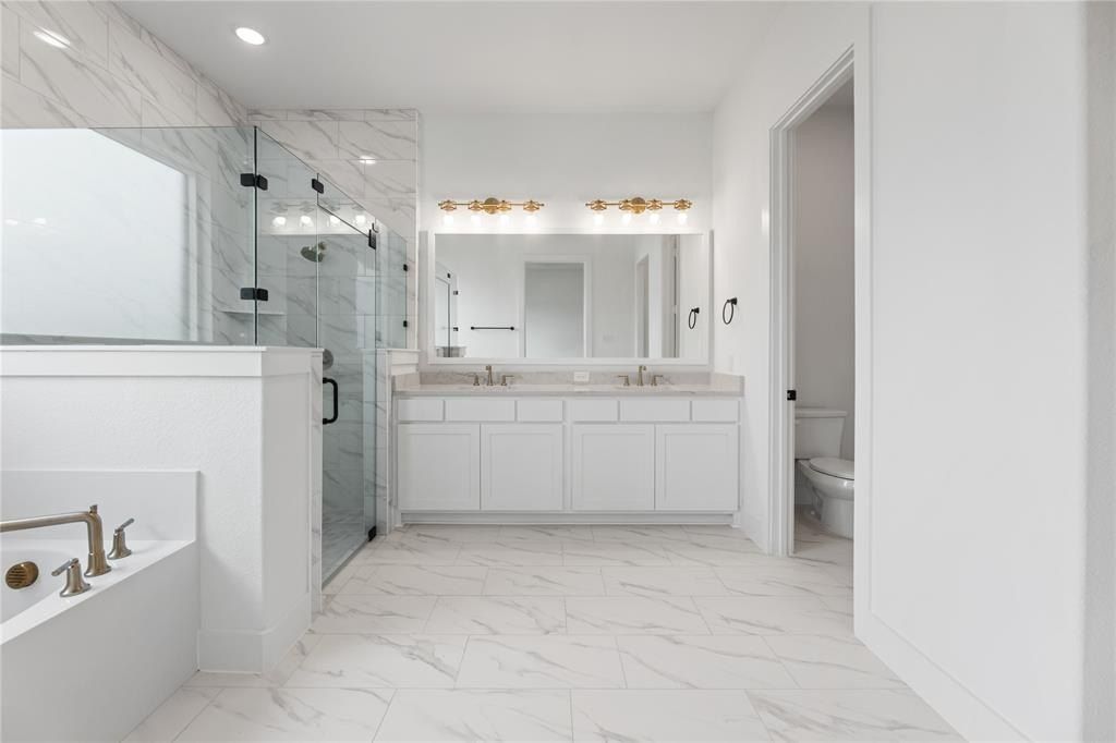 1055 Julian Drive. Van Alstyne, TX 75495