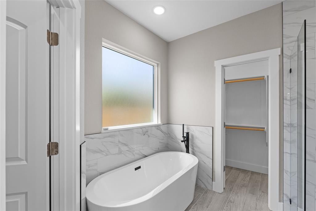 3025 Red Oak Drive. Granbury, TX 76048