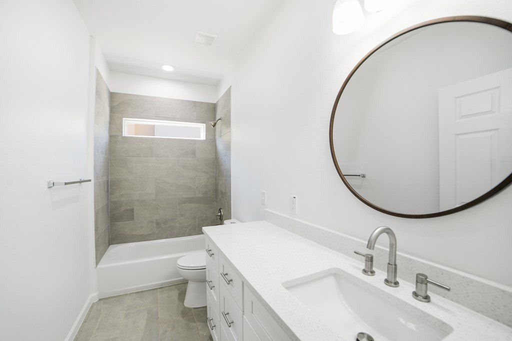 221 Deer Oaks Dr. Lakehills, TX 78063