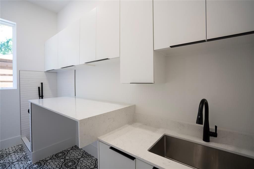 3542 Regent Drive. Dallas, TX 75229