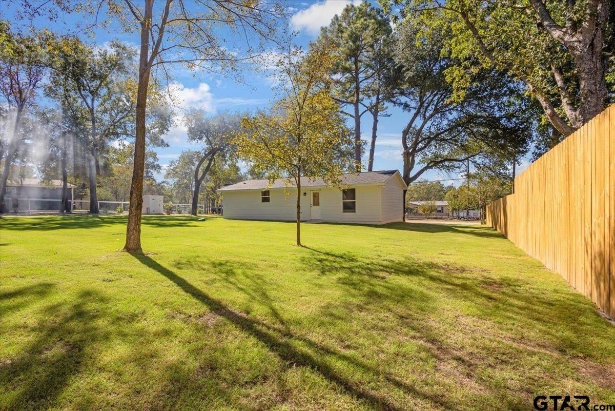 15610 Simmons Lane. Lindale, TX 75771