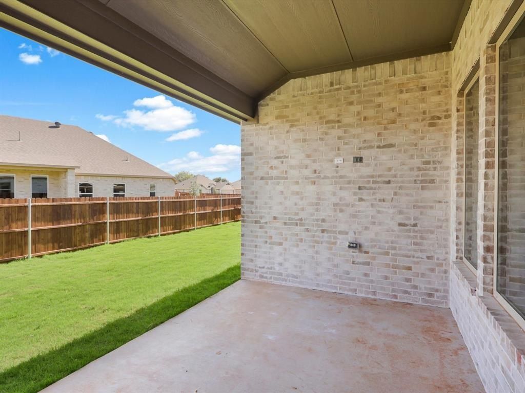 724 Raylan Street. Springtown, TX 76082