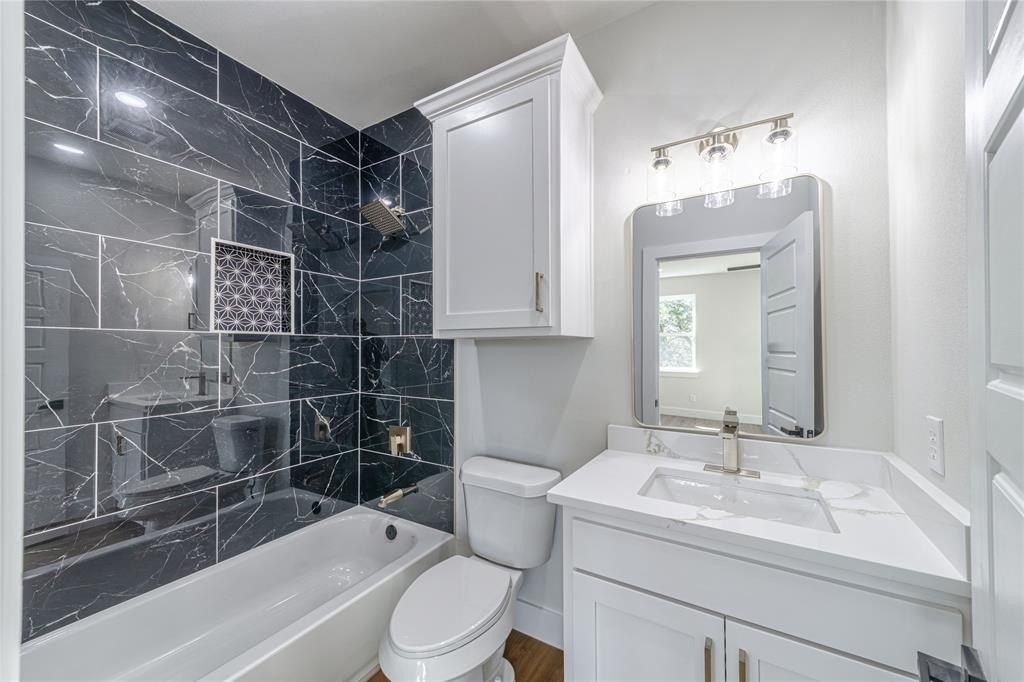 5917 Barkridge. Granbury, TX 76048