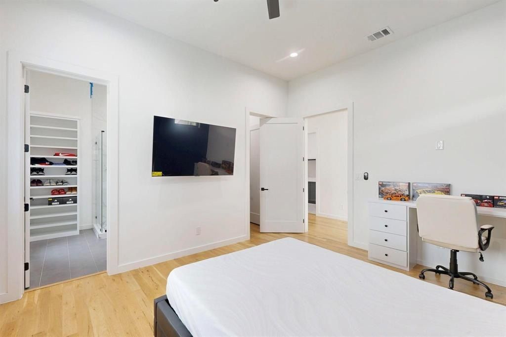 3828 Eaton Drive. Dallas, TX 75220