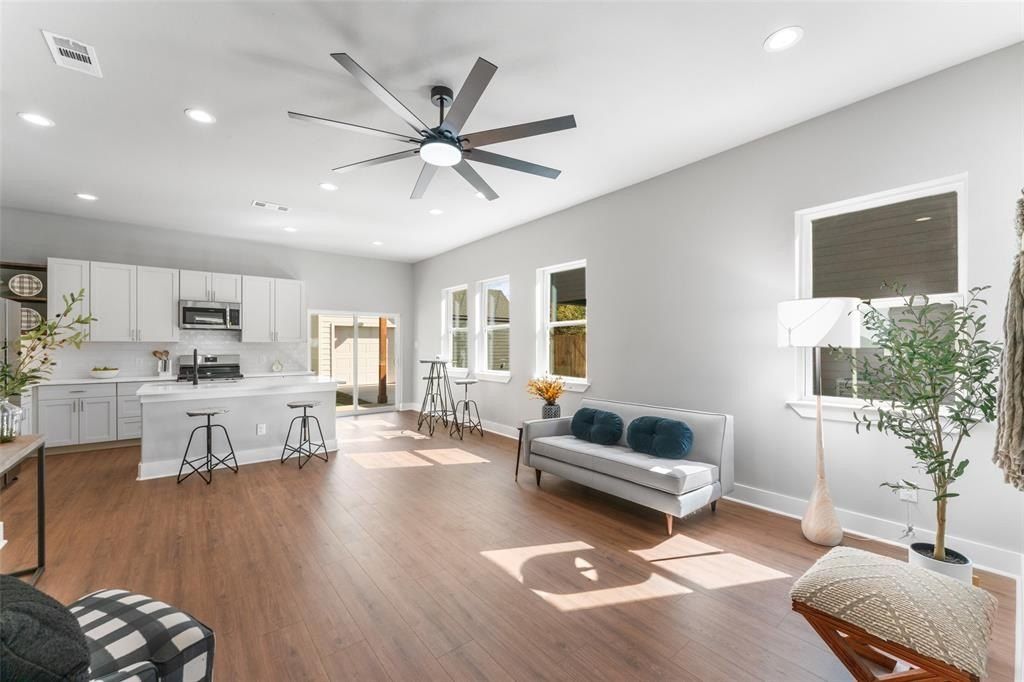 612 N Robinson Street. Cleburne, TX 76031