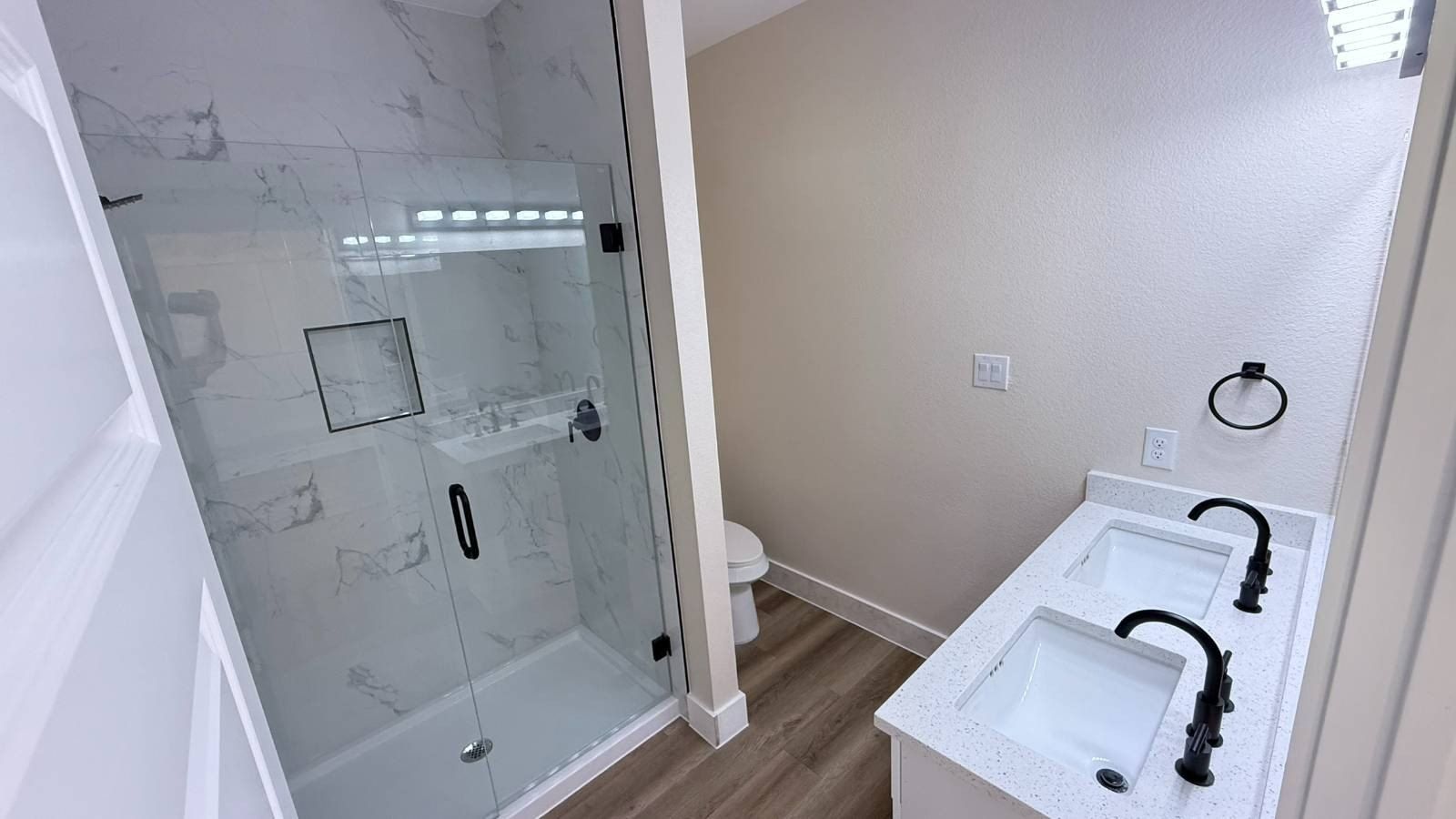 2615 Creekview Drive. Granbury, TX 76048