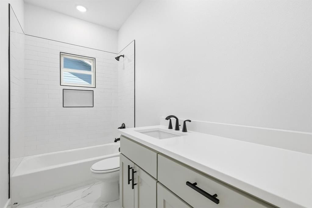 105 Forest Oaks Drive. Gun Barrel City, TX 75156