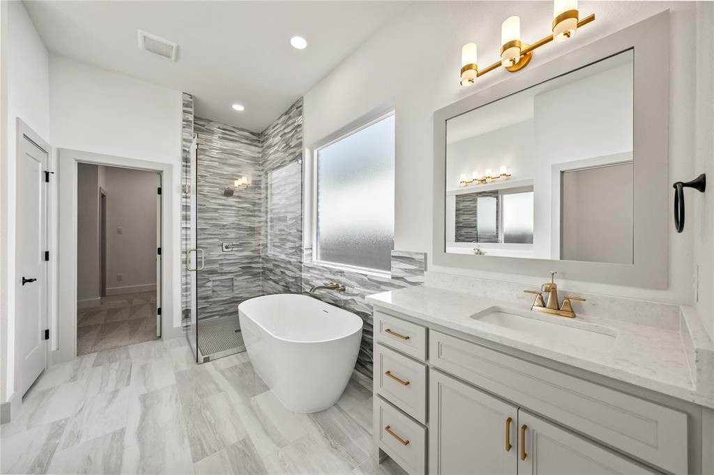 904 Boston Lane. River Oaks, TX 76114