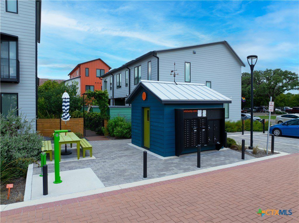 103 Lively Lane Unit B. San Marcos, TX 78666