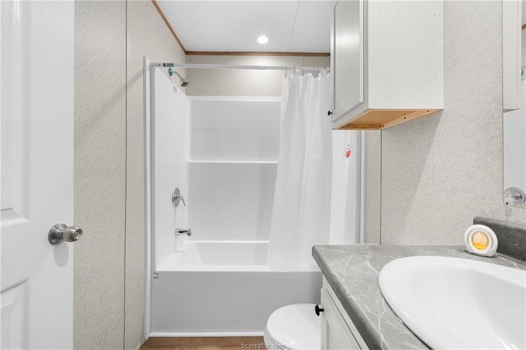 205 Setting Way. Navasota, TX 77868