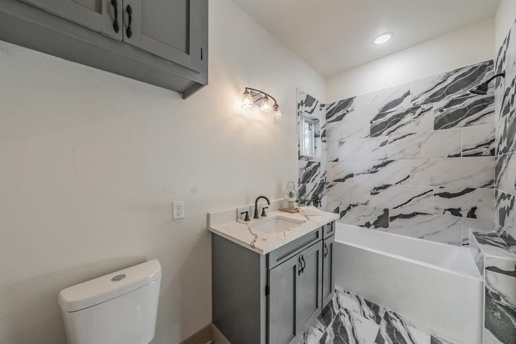 2515 Coyote Trail. Granbury, TX 76048