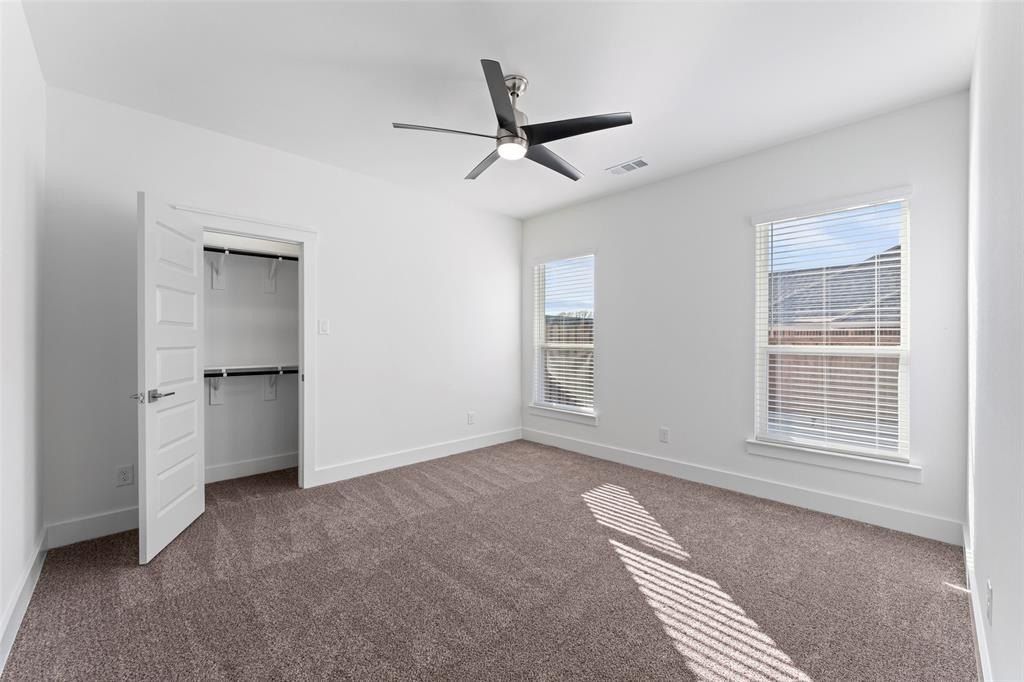 607 E Wood Dell Drive. Glenn Heights, TX 75154