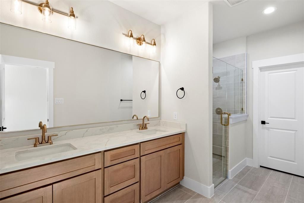 613 Escovedo Drive. Italy, TX 76651