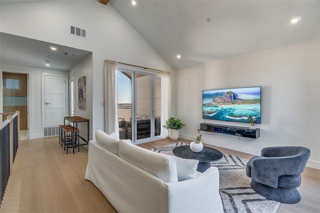 708 W 10Th Street. Dallas, TX 75208