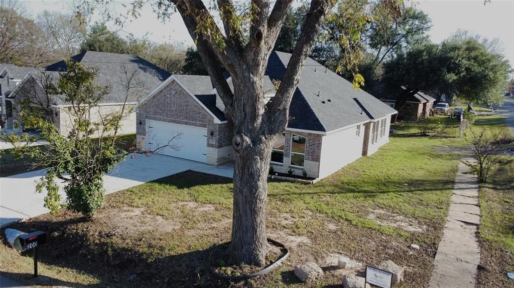 200 E 1St North Street. Kaufman, TX 75142