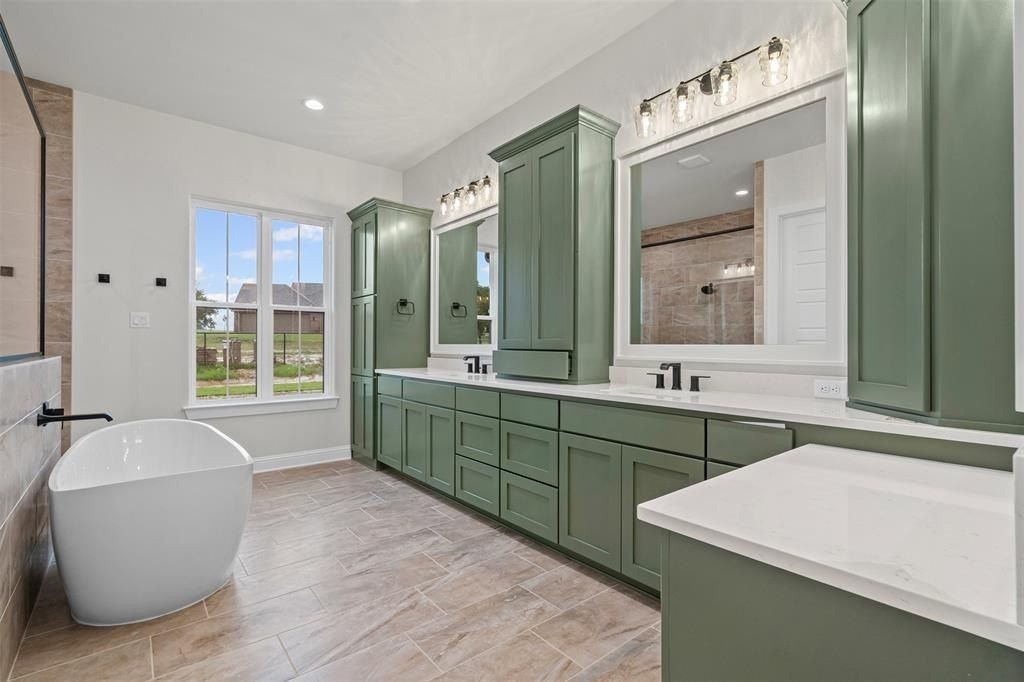 452 Royal Santana Run. Weatherford, TX 76087