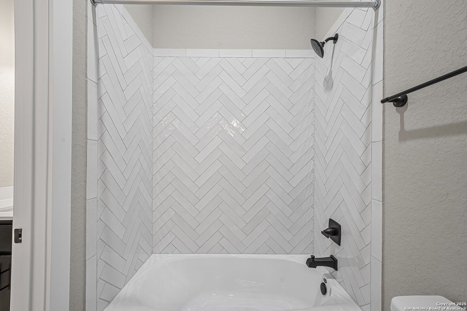 6817 Arbor Falls. Fair Oaks Ranch, TX 78015