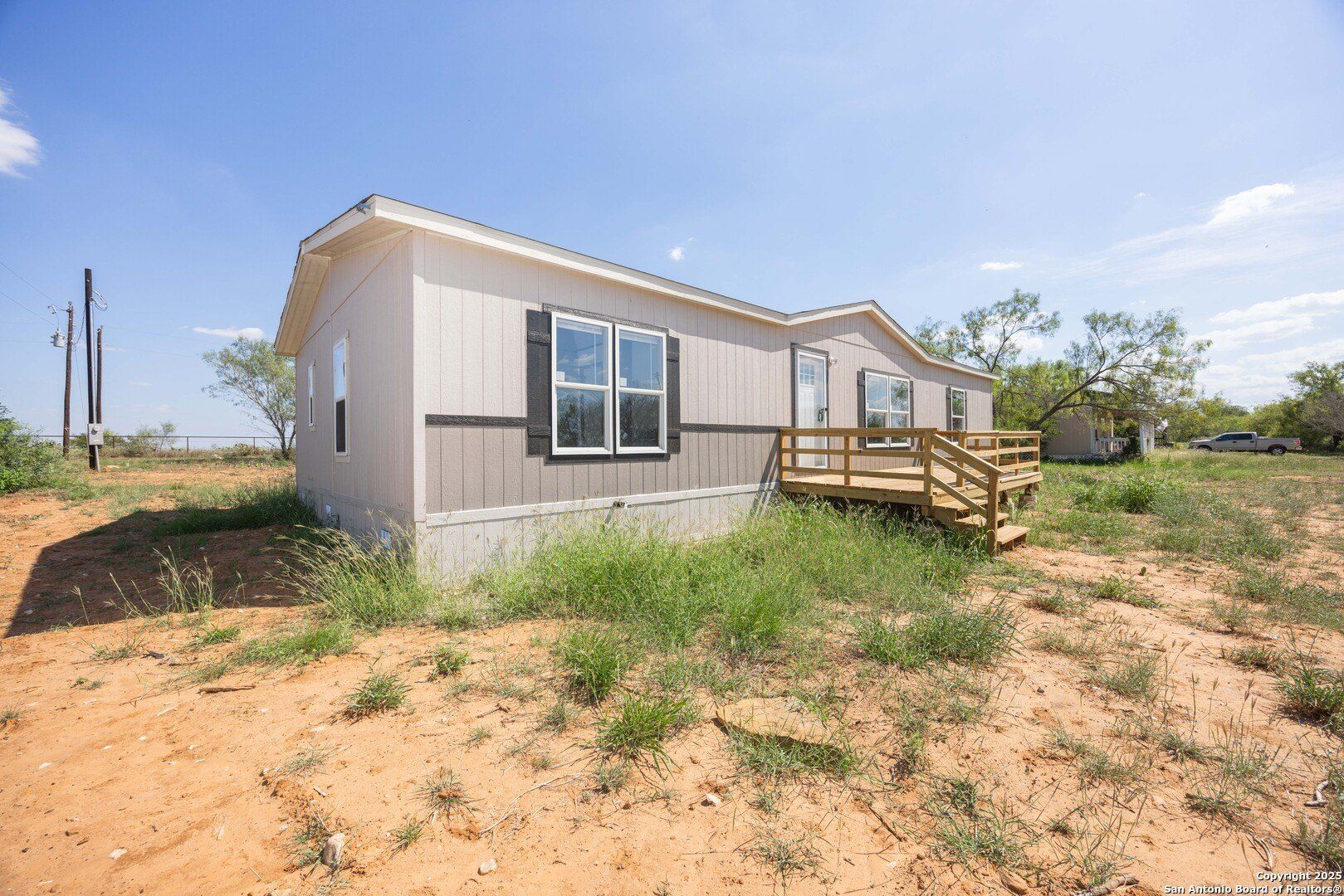 636 County Road 1615. Moore, TX 78057