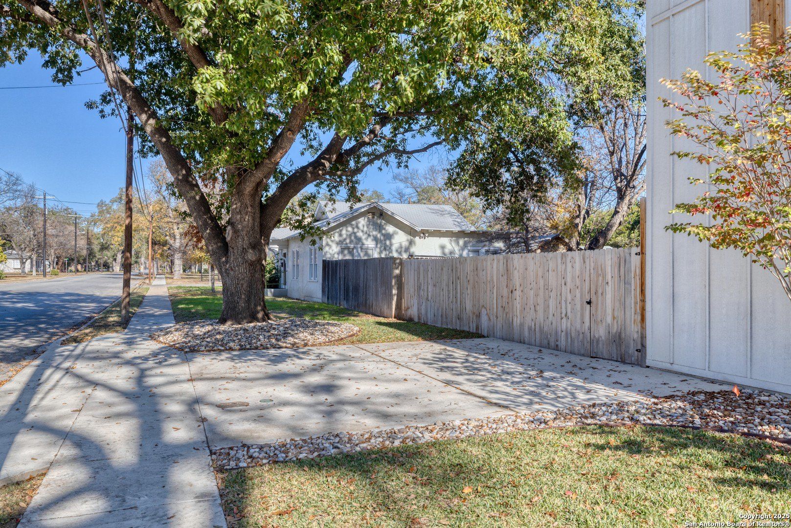 136 W Oak St. Uvalde, TX 78801