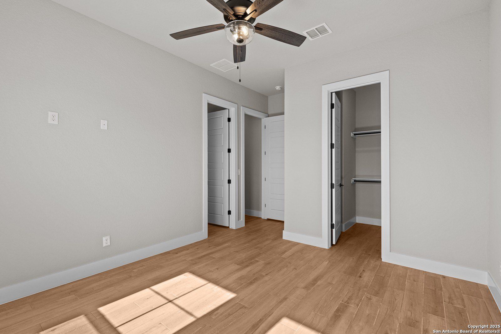 1202 Crazy Horse. San Antonio, TX 78260