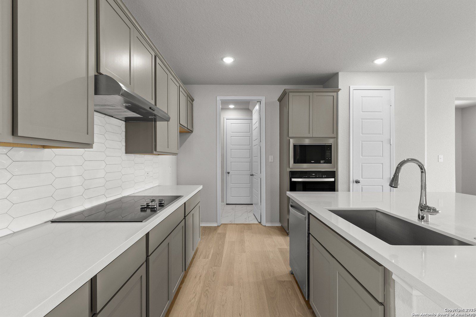 119 Mallorys Way. Castroville, TX 78009