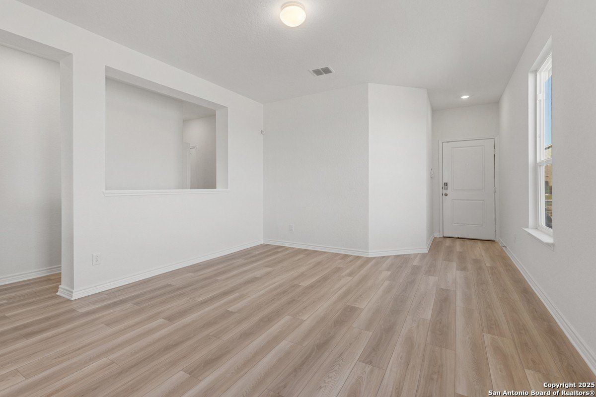 10037 Jagger Avenue. Converse, TX 78109