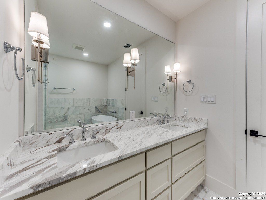 103 E Wildwood Unit B. San Antonio, TX 78212