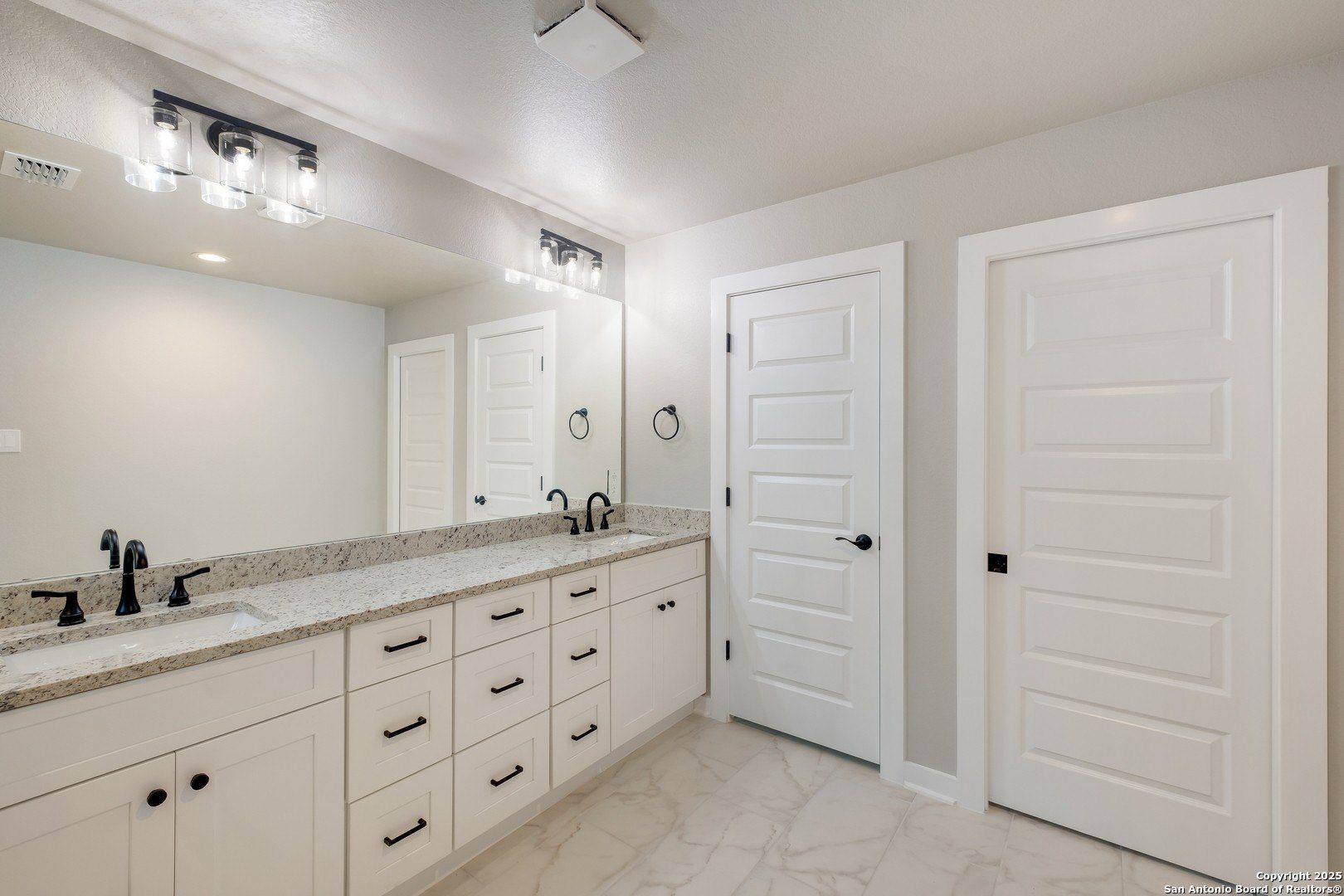 122 Hi View. Lakehills, TX 78063