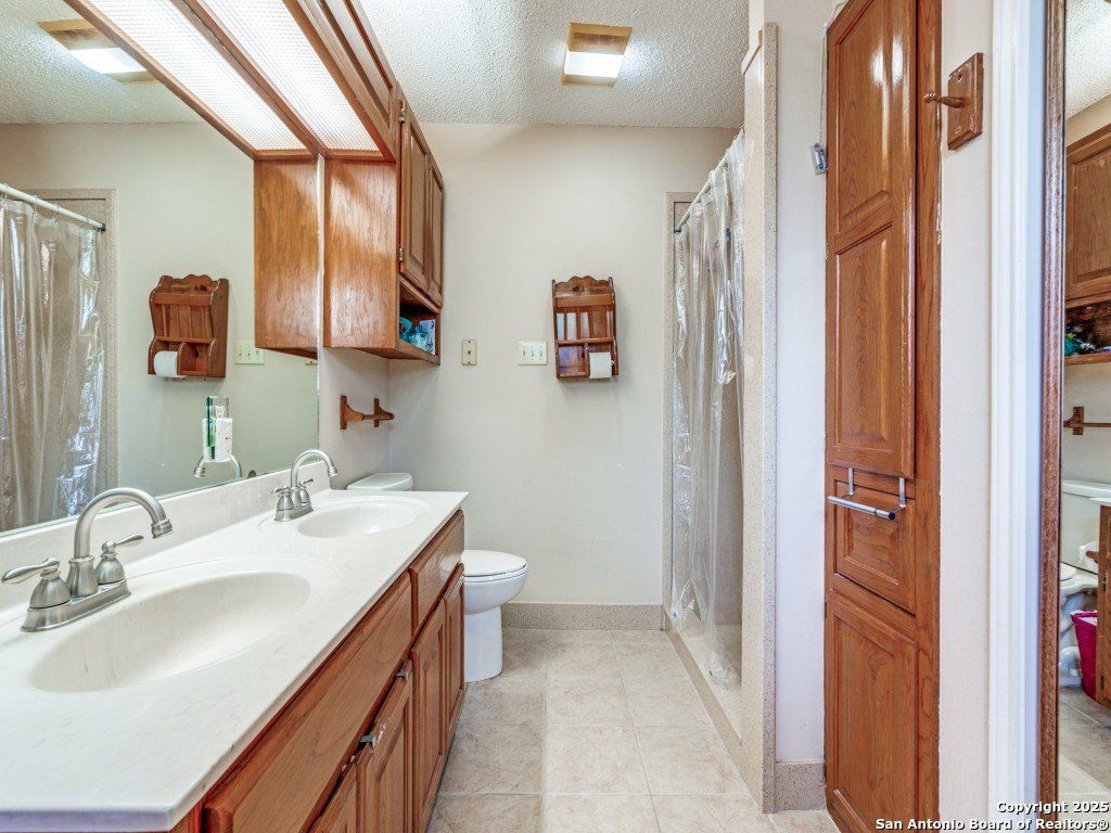 1026 Eagle Creek Dr. Floresville, TX 78114