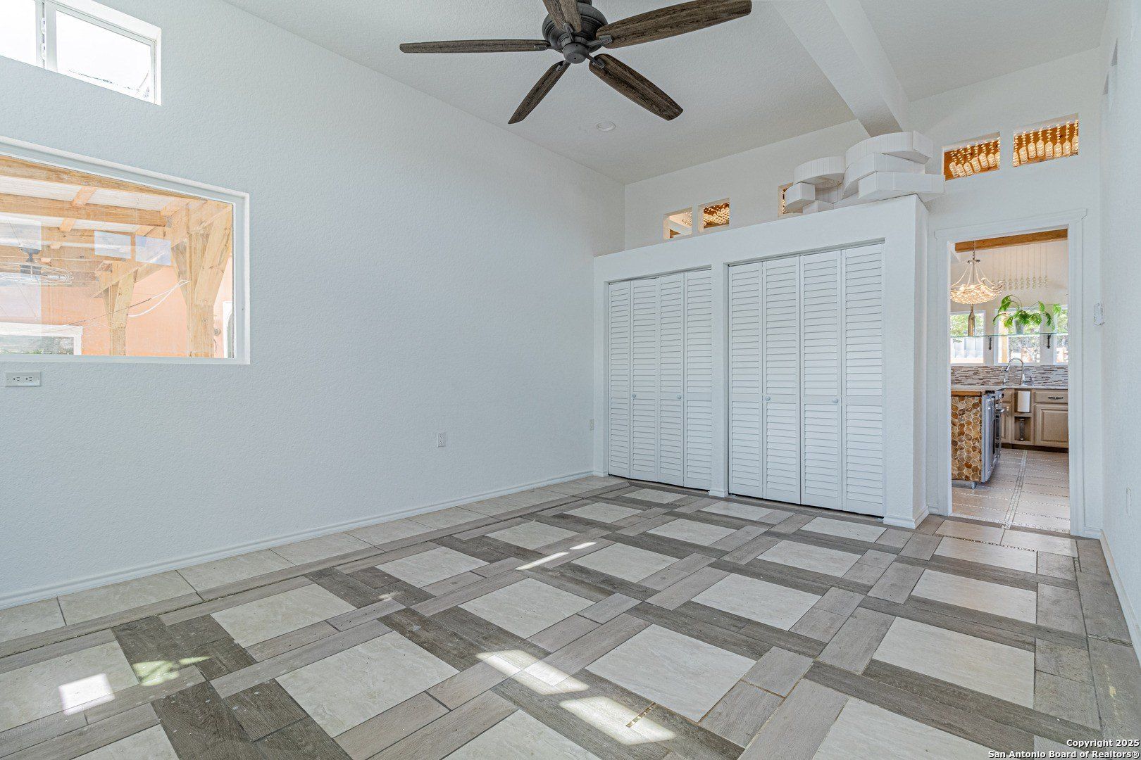 182 Country Point. Lakehills, TX 78063