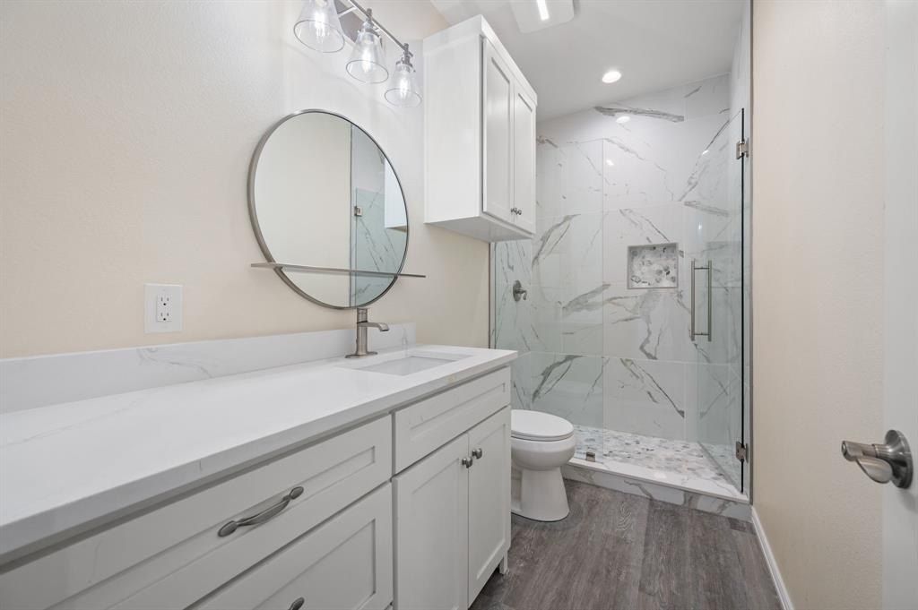 828 Mallard Pointe Drive. Cedar Hill, TX 75104